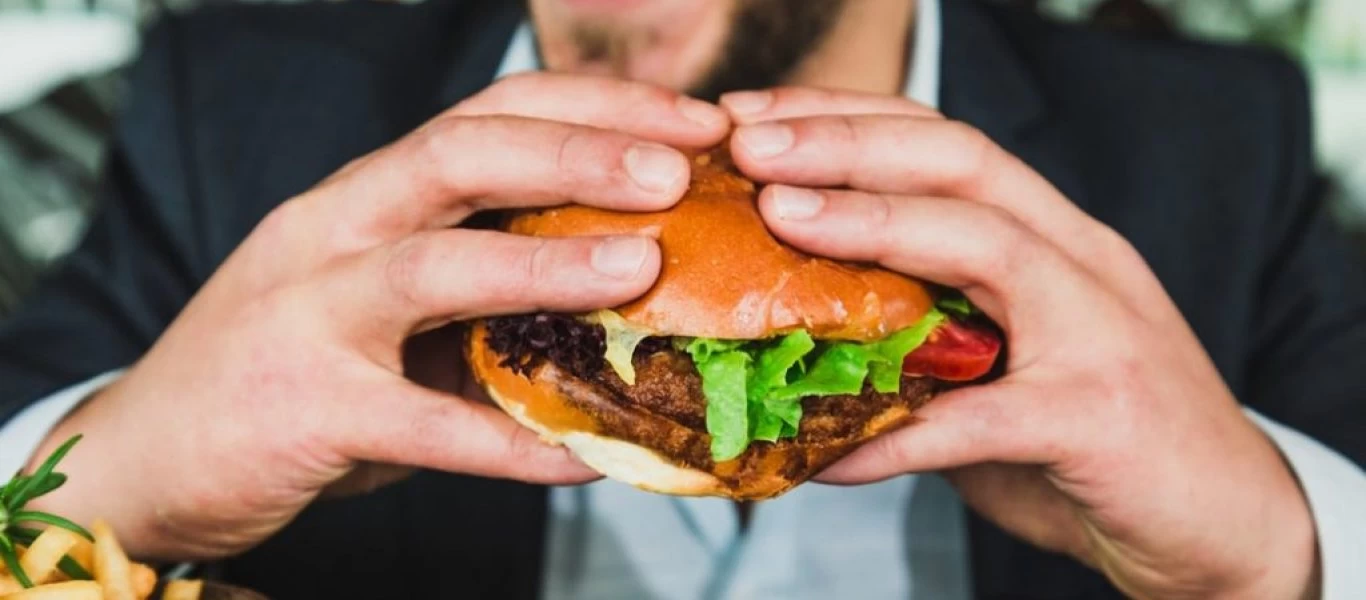 Τρώτε γρήγορα το φαγητό σας; - Αυτός είναι ο κίνδυνος που «παραμονεύει»